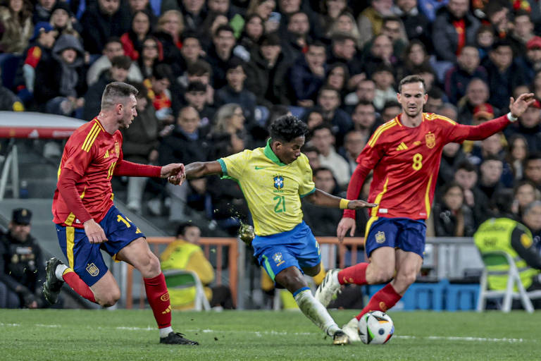 O jogador Endrick em lance, durante amistoso entre Espanha e Brasil, realizado em março de 2024 no estádio Santiago Bernabéu, na cidade de Madri