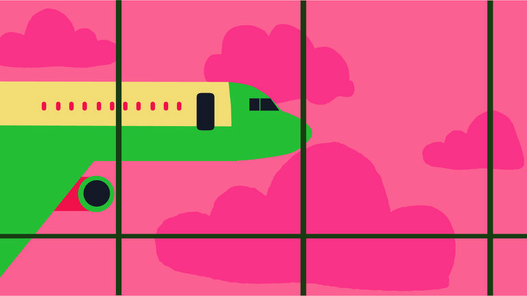 A ilustração traz a vista de uma janela de onde se observa um avião sobre um céu cor de rosa. O avião tem as cores amarelo e verde e ao seu redor estão nuvens também em tons de rosa.