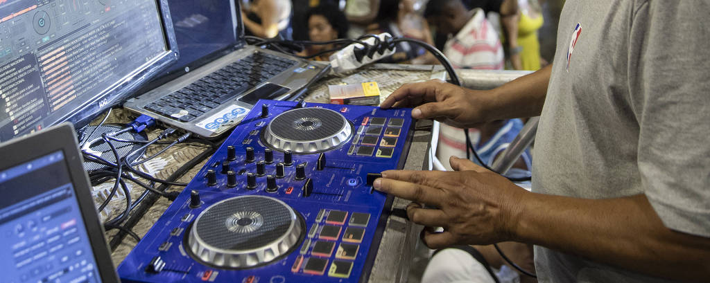 DJ Júnior Costa toca no 'Baile Funk das Antigas', no anexo do estádio Nilton Santos, na zona norte do Rio de Janeiro