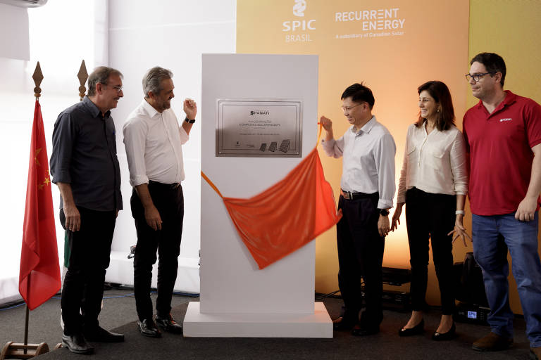 Com investimento de R$ 2 bilhões, os projetos no Ceará e no Piauí se somam a outras fontes operadas pela companhia, que tem como meta figurar entre as três maiores geradoras do país até 2025. Na foto, Elmano de Freitas, governador do Ceará, Lin Guixiang, chairman da Spic Brasi e Adriana Waltrick CEO da Spic Brasil.