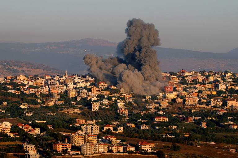 Fumaça sobre após ataque aéreo de Israel no vilarejo de Khiam, no sul do Líbano, próximo da fronteira