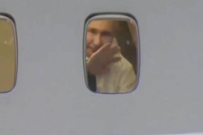 Putin se despede de Kim Jong-un da janela do avião em clima de 'bromance' e viraliza