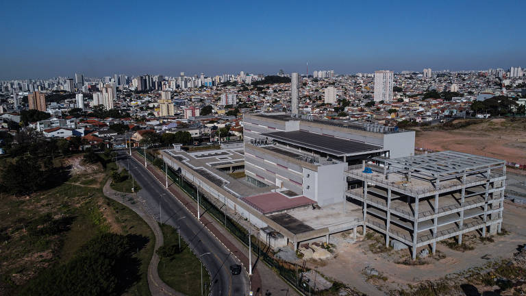 Na Unifesp, por exemplo, a construção do campus Quitaúna, em Osasco (SP), tem seu cronograma atrasado há cinco anos. Desde 2020, a instituição não recebeu repasses para obras, segundo a reitoria