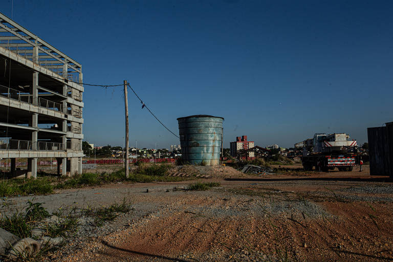 Parte interna do canteiro de obras do campus Quitaúna da Unifesp. Eleito tendo como uma das promessas a retomada de investimentos no ensino superior, o presidente Lula (PT) anunciou no início de junho um PAC de R$ 5,5 bilhões para parte dessas obras inacabadas, além de nova ampliação da rede federal