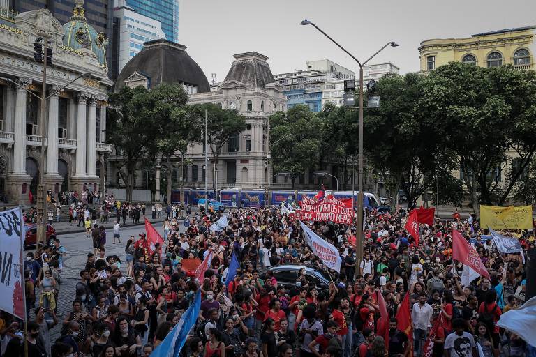 Caso semelhante é o da UFRJ (Universidade Federal do Rio de Janeiro), afundada num déficit de R$ 380 milhões. A maior federal do país pede socorro financeiro ao governo. Na foto, estudantes durante protesto contra o corte de verbas nos orçamentos de universidades e institutos federais