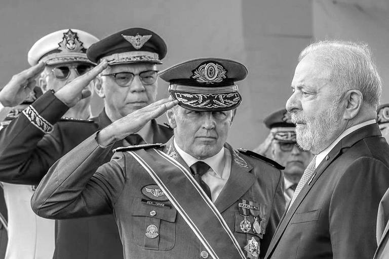 O presidente Lula participa da cerimônia do Dia do Exército ao lado do comandante Tomás Miguel Miné Ribeiro Paiva