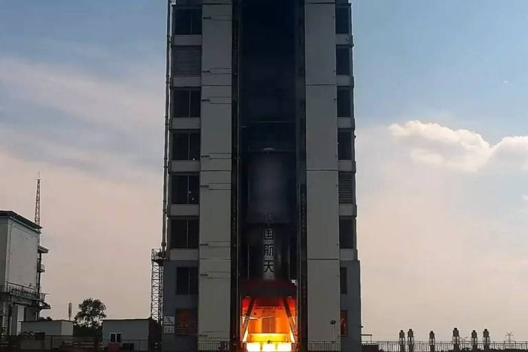 Teste estático de motores do primeiro estágio do foguete Longa Marcha 10 realizado em Pequim no dia 14 de junho