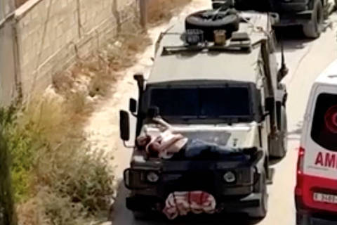 Exército israelense amarra palestino a capô de jipe na Cisjordânia; veja vídeo