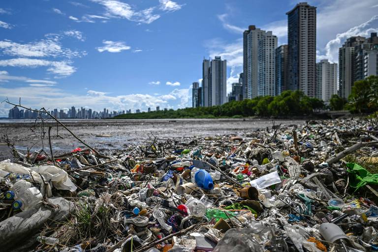 Lixo plástico se acumula na praia em Costa del Este, na Cidade do Panamá