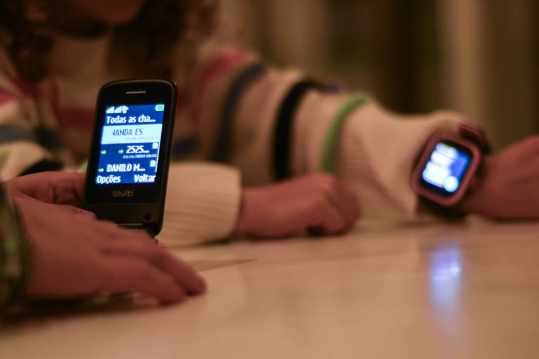 'Dumbphone' e relógio digital infantil são opções contra smartphones na infância