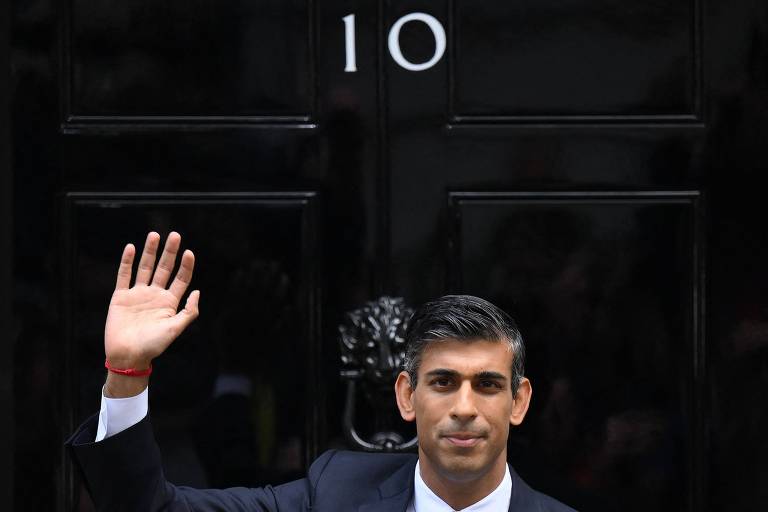Rishi Sunak em frente à residência oficial do governo britânico, o número 10 da Downing Street, em Londres 