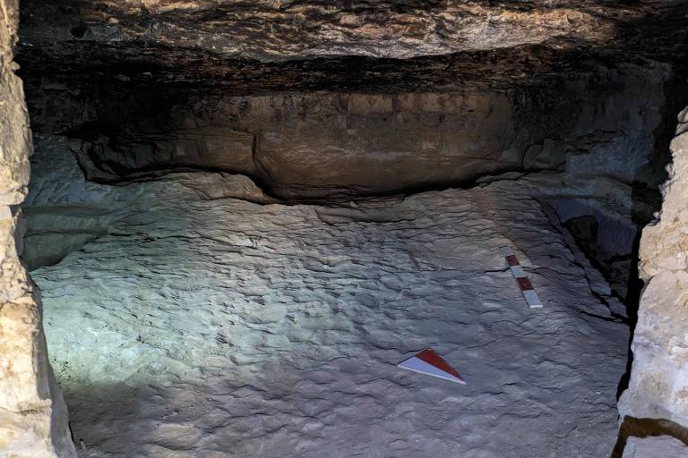 Arqueólogos descobrem 33 tumbas com restos de múmias no Egito