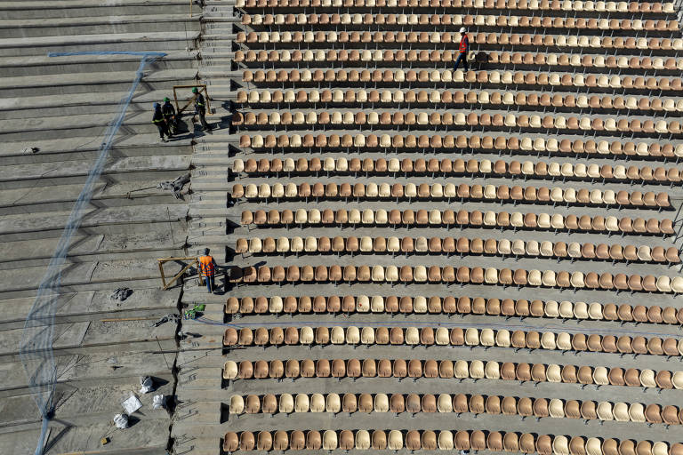 Vista aérea das arquibancadas do Pacaembu, na região central de SP; as obras foram iniciadas em junho de 2021 e, a princípio, ficariam prontas em outubro de 2023. No entanto, o estádio não foi entregue nem para receber a final da Copa São Paulo em janeiro de 2024