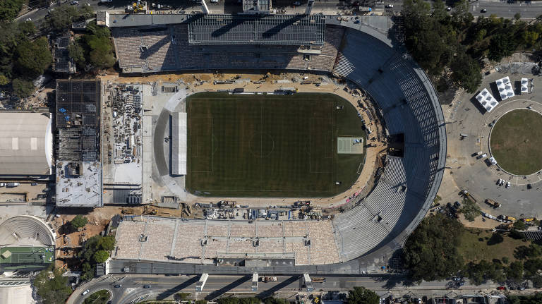 O estádio do Pacaembu, na região central de SP; a concessionária Allegra tentou convencer a prefeitura a incluir na concessão a praça em frente ao estádio, a Charles Miller, mas o pleito foi recusado