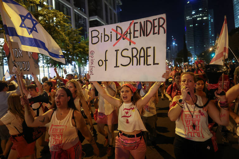 Manifestantes críticos do primeiro-ministro Binyamin Netanyahu em protesto em Tel Aviv
