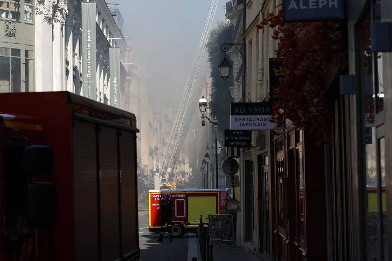 Bombeiros lutam contra incêndio em loja em Paris; veja fotos de hoje