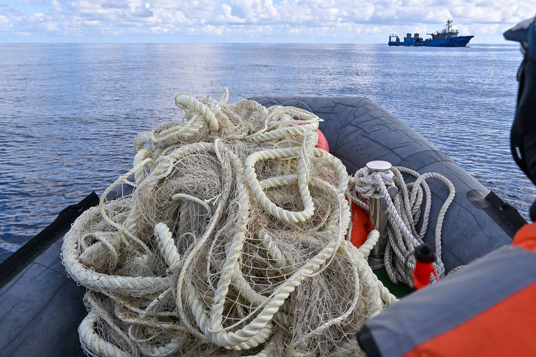 Redes são apreendidas em operação contra pesca