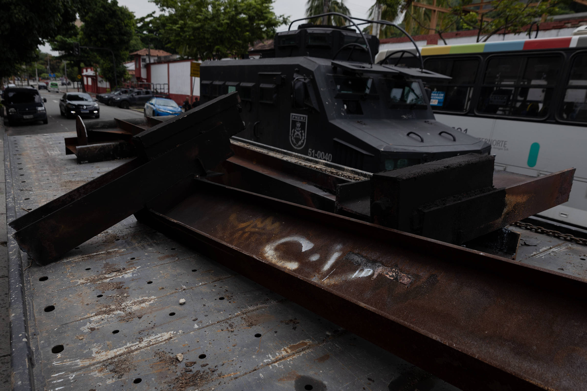 Decisão do governo de não considerar PCC e CV terroristas é covarde, diz deputado