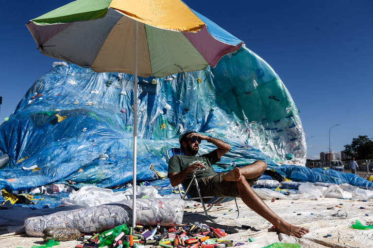 O artista e ativista Mundano diante da instalação imersiva "Um Tsunami de Plástico", idealizada por ele para o 3º Congreso Internacional Cidades Lixo Zero, que acontece no Museu Nacional, em Brasília. Obra utilizou 1.100 sacolas plásticas descartadas e recuperadas por catadores.