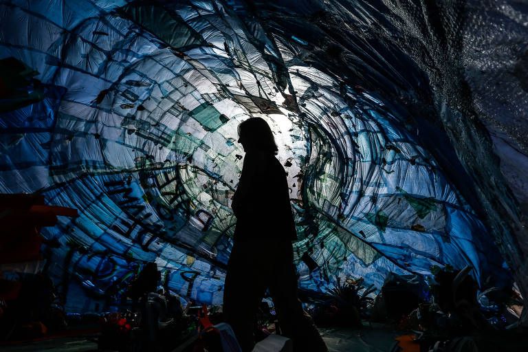 Interior da instalação imersiva "Um Tsunami de Plástico", idealizada pelo artista e ativista Mundano