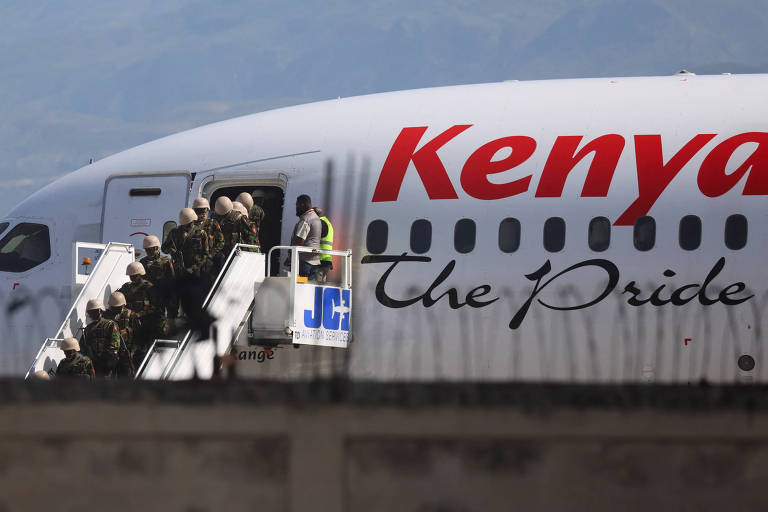 Os primeiros membros da polícia do Quênia desembarcam em Porto Príncipe, no Haiti, para colocar em operação a missão multinacional de ajuda ao país
