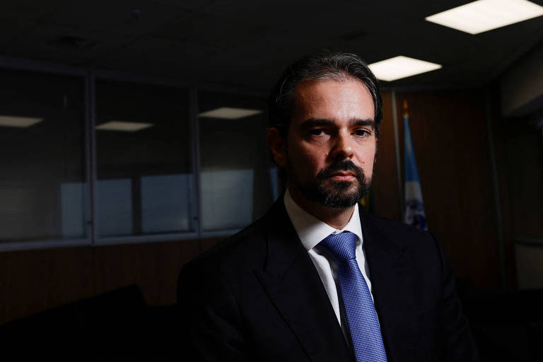 Saiba quem é o delegado brasileiro que comanda a Interpol, agora com Zambelli na mira