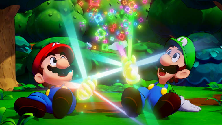 A imagem mostra dois personagens de videogame, Mario e Luigi, sentados no chão de uma floresta. Mario, à esquerda, veste um chapéu vermelho e uma camisa vermelha, enquanto Luigi, à direita, usa um chapéu verde e uma camisa verde. Ambos estão segurando espadas de luz que emitem feixes brilhantes e coloridos. Acima deles, há uma explosão de símbolos e cores vibrantes.