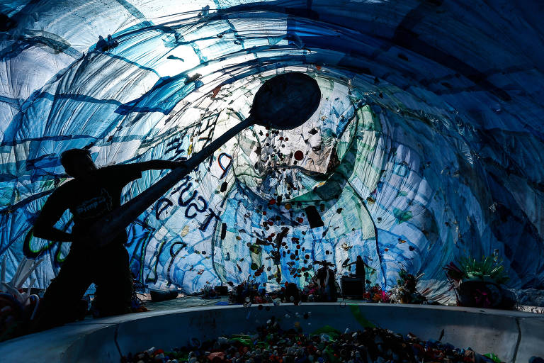 Cenas de Brasília: Artista faz instalação com sacolas plásticas na Esplanada para congresso lixo zero