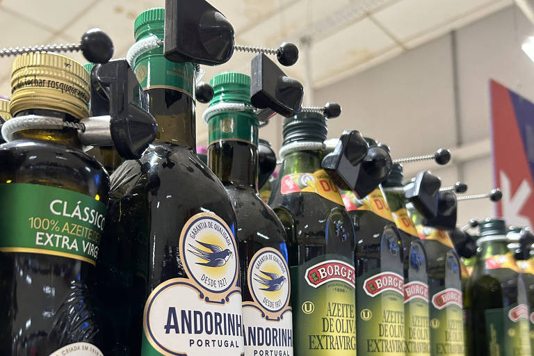 As garrafas de azeite estão dispostas com lacre antifurto nas prateleiras há cinco meses em uma rede de mercado em São Paulo