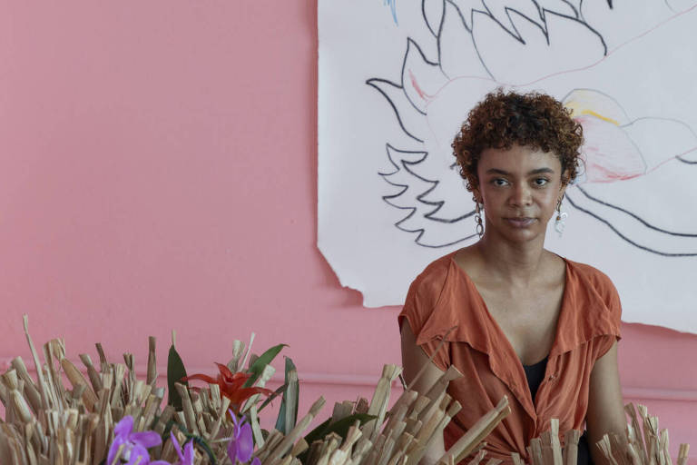 Tadáskía, artista trans brasileira, cobre as paredes do MoMA com desenhos