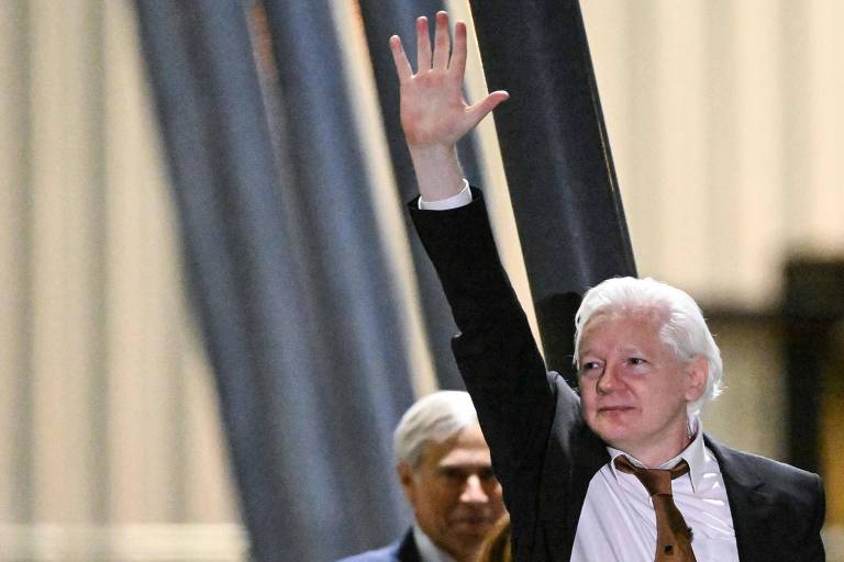 Assange é recebido por apoiadores na Austrália após recuperar liberdade; veja vídeo