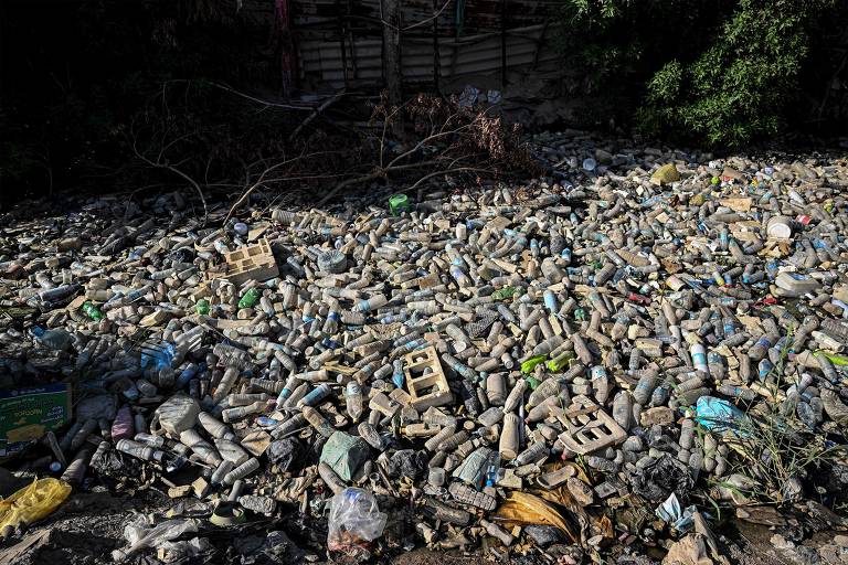 Resíduos plásticos tomam toda a superfície do rio Shatt-al-Arab em Basra, no sul do Iraque