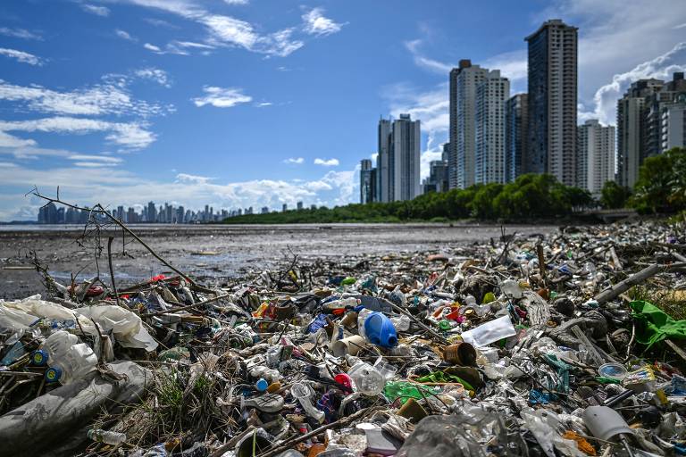 Lixo plastico se acumula na praia Costa del Este, na Cidade do Panamá