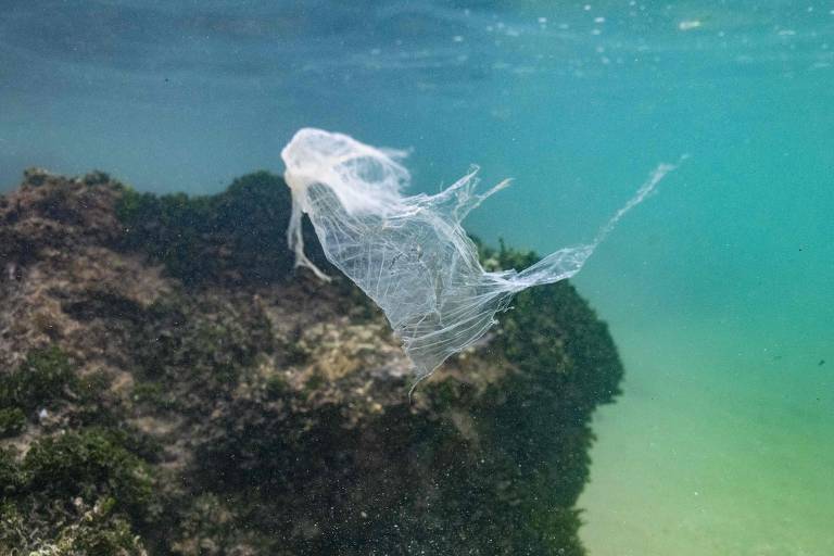 Sacola plática flutua no mar nas proximidades das praias de Ahangama, no Sri Lanka