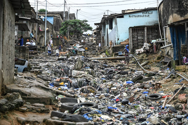 Lixo plastico se acumula nas ruas da comunidade de Attecoube, em Abidjan, na Costa do Marfim