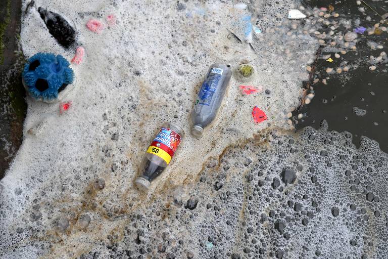 Embalagens de bebidas e comidas flutuan no mar no nordeste da Inglterra