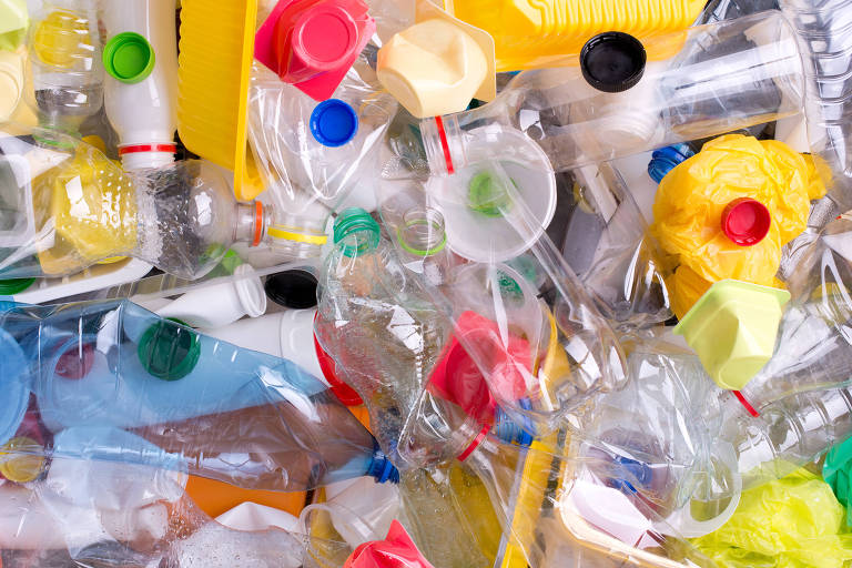 Resíduos plásticos limpos são separados para reciclagem