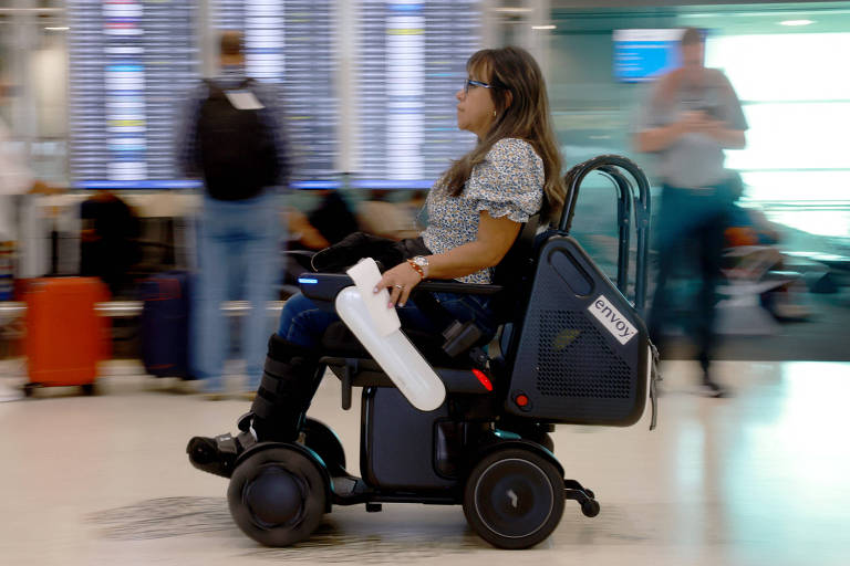 Passageira usa cadeira de rodas autônoma para se locomover até portão de embarque no aeroporto de Miami