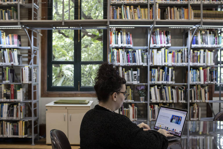 Ela acessa as plataformas de recrutamento em busca de emprego