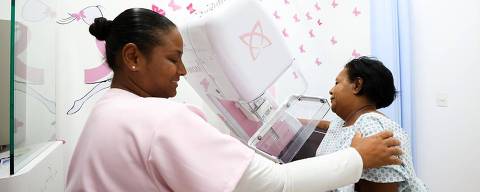 Paciente é preparada para exame de mamografia no Centro de Exames da Mulher