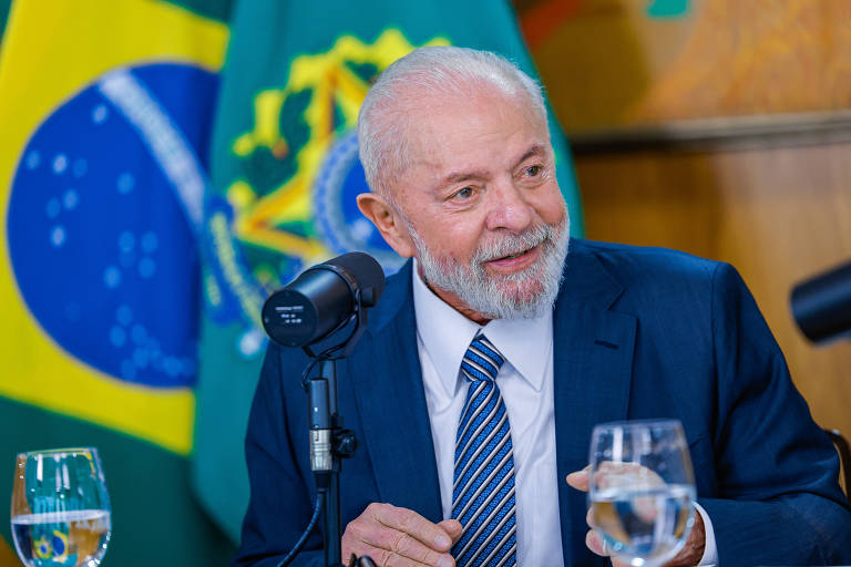 O presidente Luiz Inácio Lula da Silva durante entrevista a jornalista no Palácio do Planalto, em junho