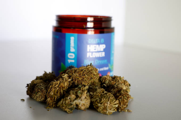 A descriminalização é defendida sob o argumento de que pessoas pobres têm sido presas com pequenas quantidades da substância e tratadas como traficantes, enquanto outras, de maior poder aquisitivo, são tratadas como usuárias