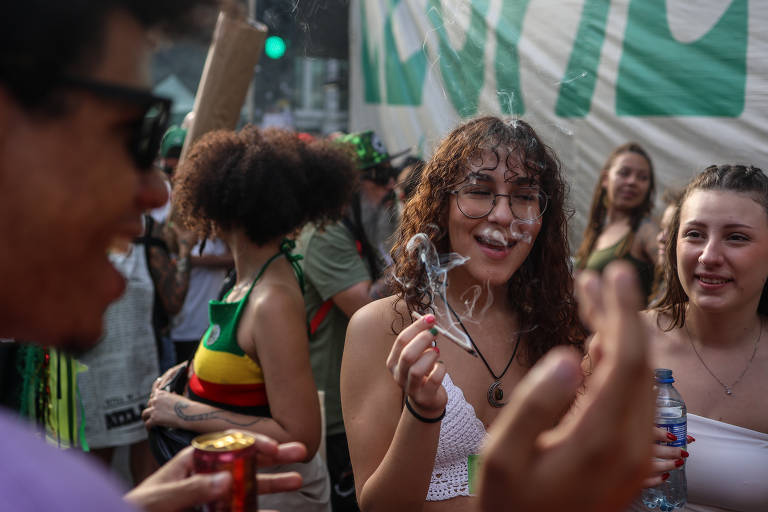Marcha de Maconha de São Paulo em 2024. O usuário terá de responder porque o porte e o consumo permanecem um ato ilícito. Assim, a pessoa pode sofrer uma advertência ou ter que se submeter a cursos educativos, mas não precisará prestar serviço comunitário