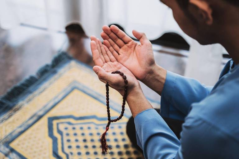 Um homem muçulmano rezando
