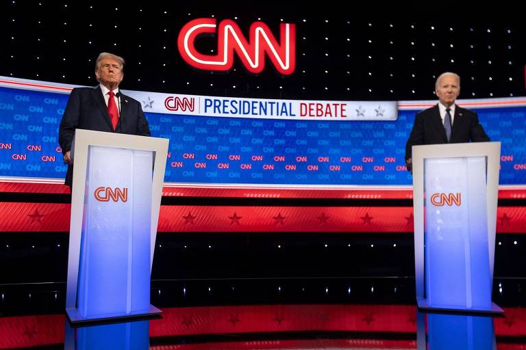 Em um cenário azul e vermelho com a logomarca da rede CNN em vermelho, dois homens idosos estão em frente a púlpitos azulados. Na esquerda está Trump, com gravata vermelha e terno escuro, e na direita está Biden, com gravata azul e terno também escuro