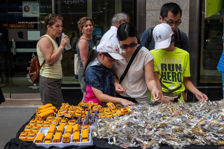 Pessoas realizam compras em banca em Nova York