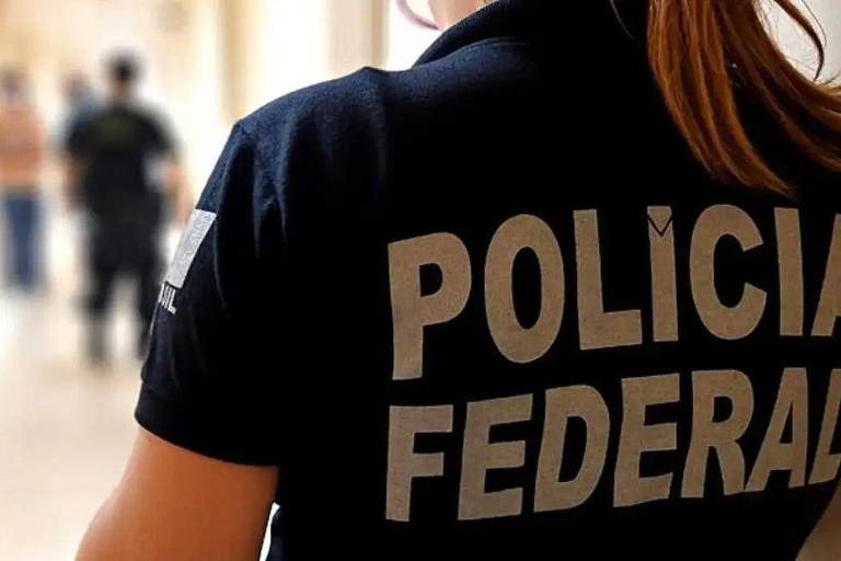 Agente da Polícia Federal com o nome da instituição nas costas da camisa
