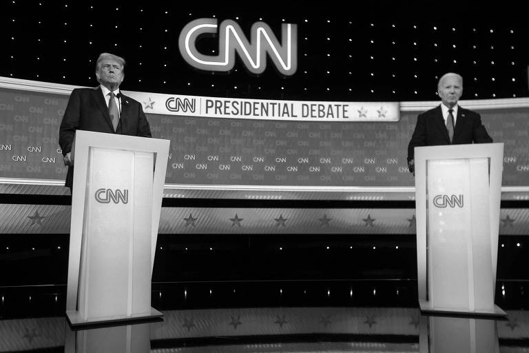 Imagem mostra dois homens idosos de terno escuro e gravata, cada um atrás de um púlpito em um estúdio com as palavras CNN e debate presidencial 