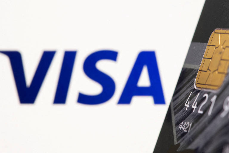 Imagem mostra logotipo da Visa ao fundo e cartão de crédito ao lado