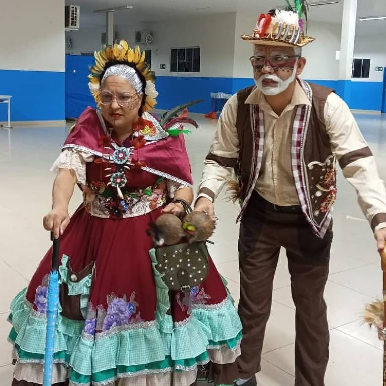 Personagens que representam o casal de velhos na Nova Junina do Orgulho, em Porto Velho